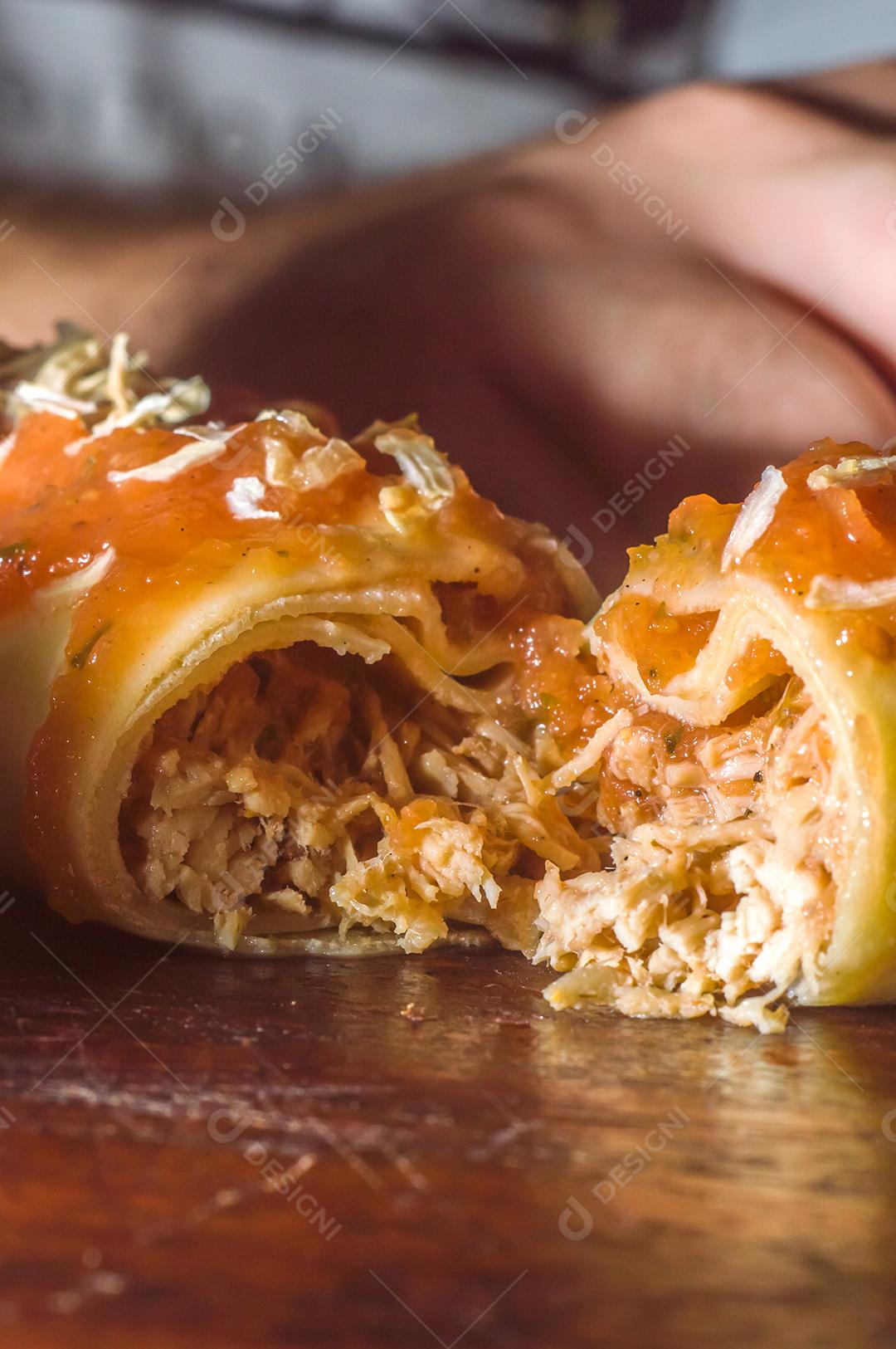 Molho de Panqueca Salgada Com Frango Desfiado, Tomate e Queijo Imagens jpg