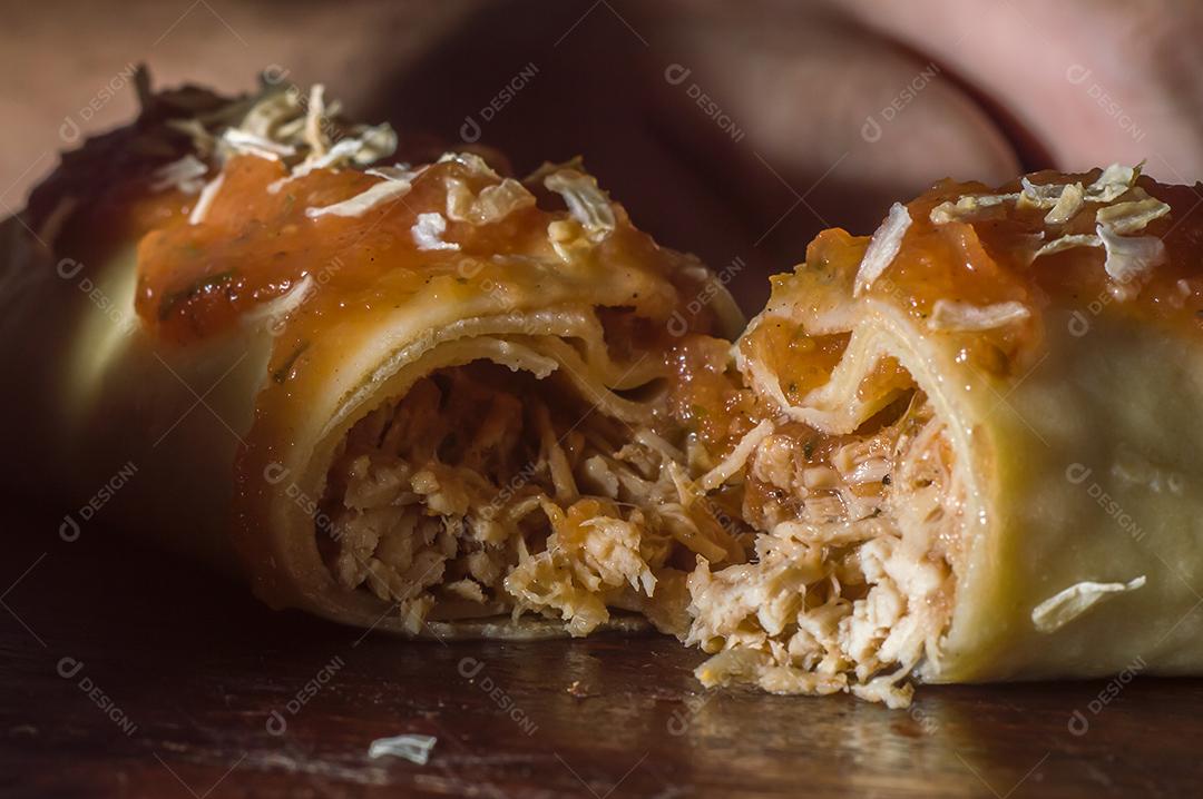 Molho de Panqueca Salgada Com Frango Desfiado, Molho de Tomate, Queijo Imagens jpg