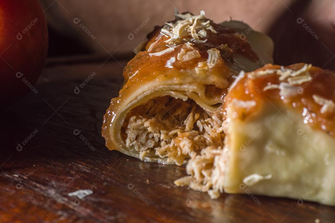 Molho de Panqueca Salgada Com Frango Desfiado, Molho de Tomate, Queijo Imagens jpg