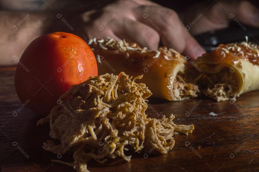 Molho de Panqueca Salgada Com Frango Desfiado, Molho de Tomate, Queijo Imagens jpg