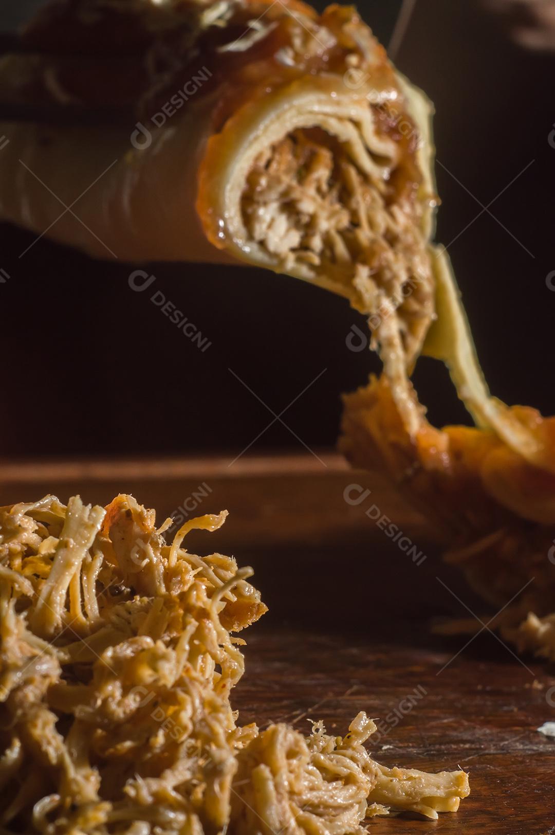 Molho de Panqueca Salgada Com Frango Desfiado, Molho de Tomate, Queijo Imagens jpg