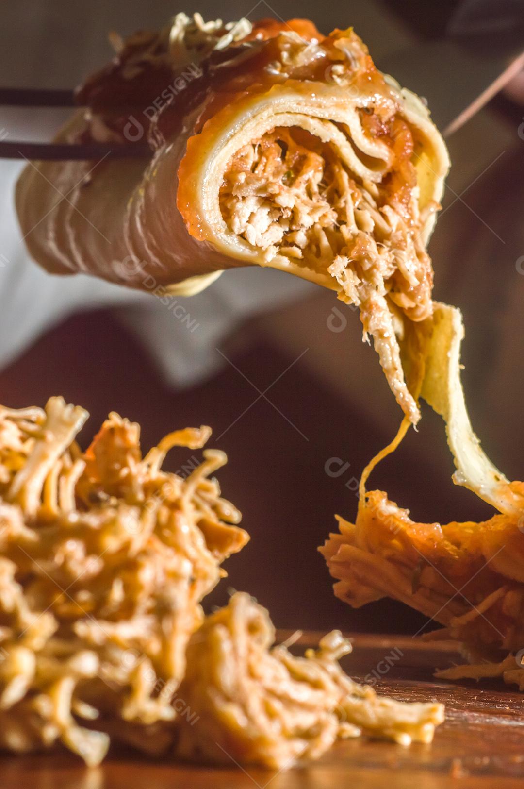 Molho de Panqueca Salgada Com Frango Desfiado, Molho de Tomate, Queijo Imagens jpg