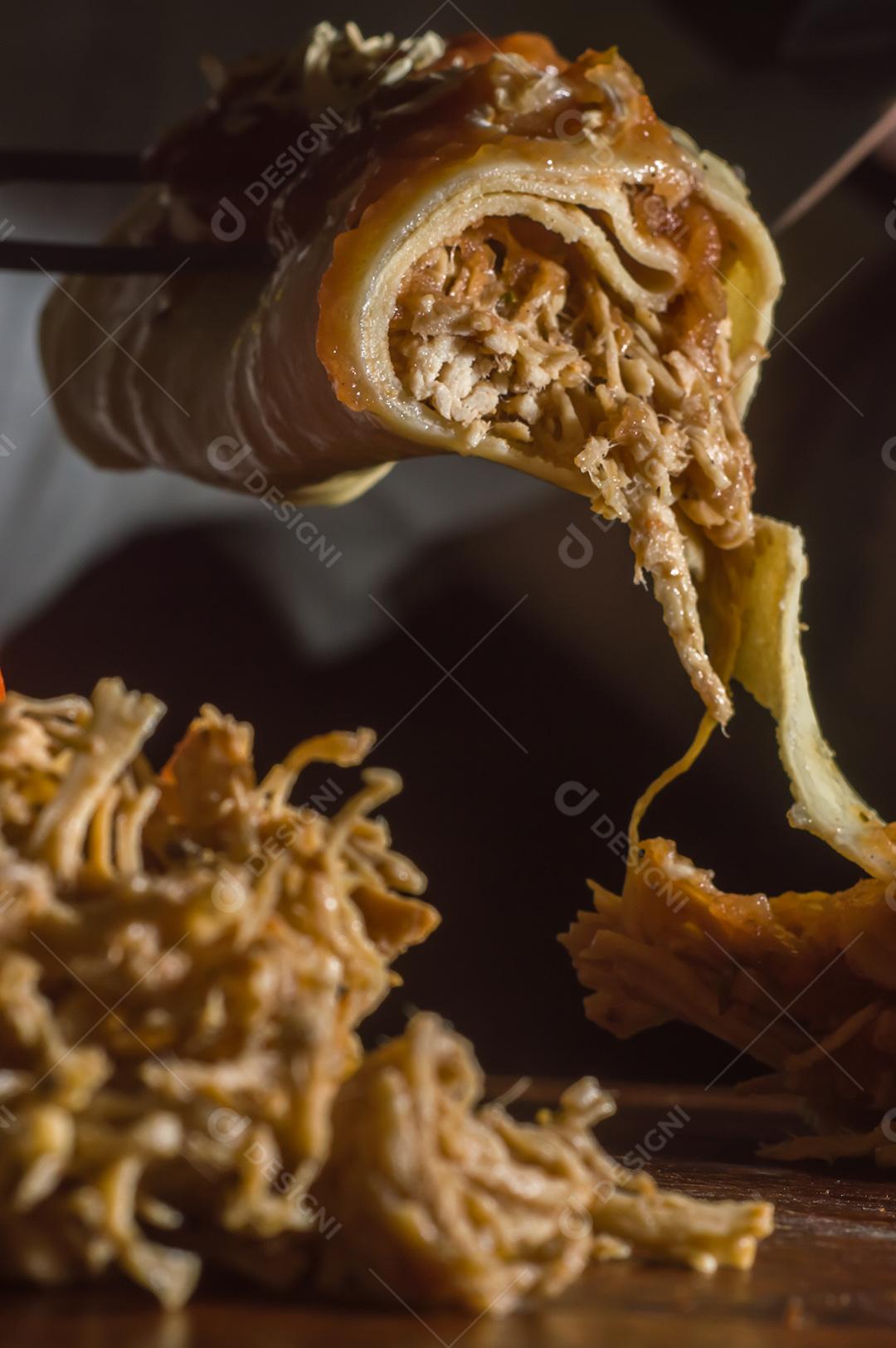 Molho de Panqueca Salgada Com Frango Desfiado, Molho de Tomate, Queijo Imagens jpg