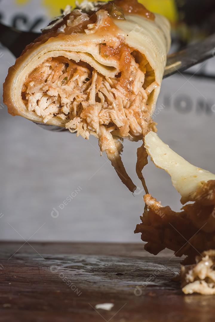 panqueca salgada com frango desfiado, molho de tomate Imagem JPG