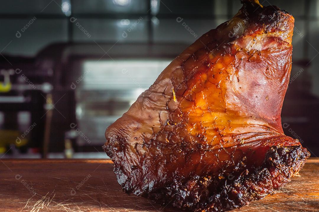 Joelho de Porco Em Uma Mesa de Madeira  Imagens jpg