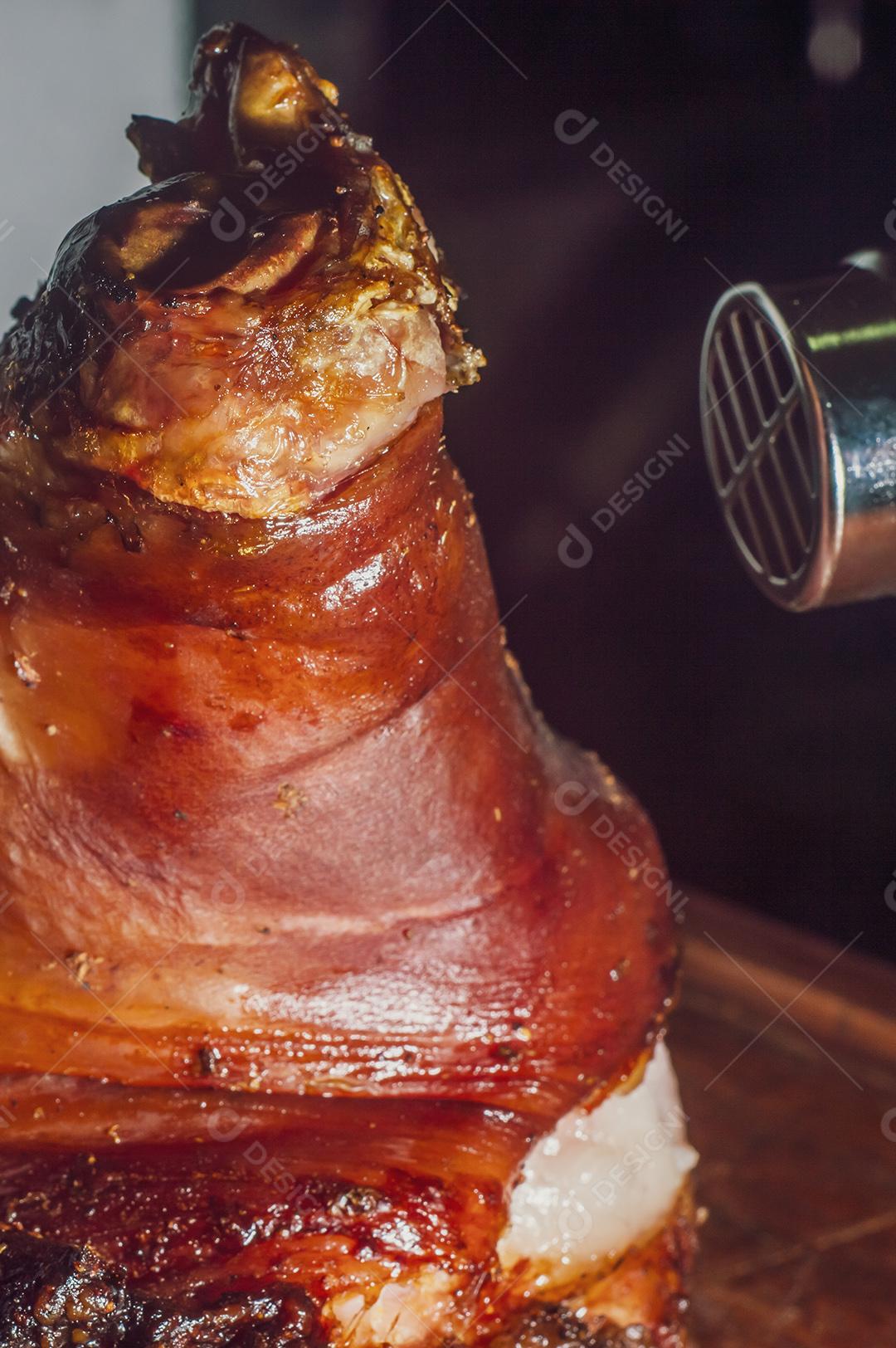 Joelho de Porco Em Uma Mesa de Madeira Com Soprador de Calor  Imagens jpg