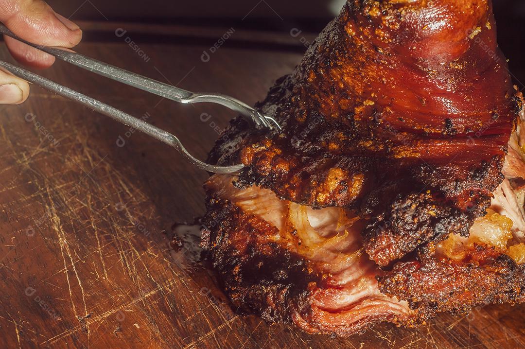 Joelho de Porco Com Pegador Em Uma Mesa de Madeira Imagens jpg