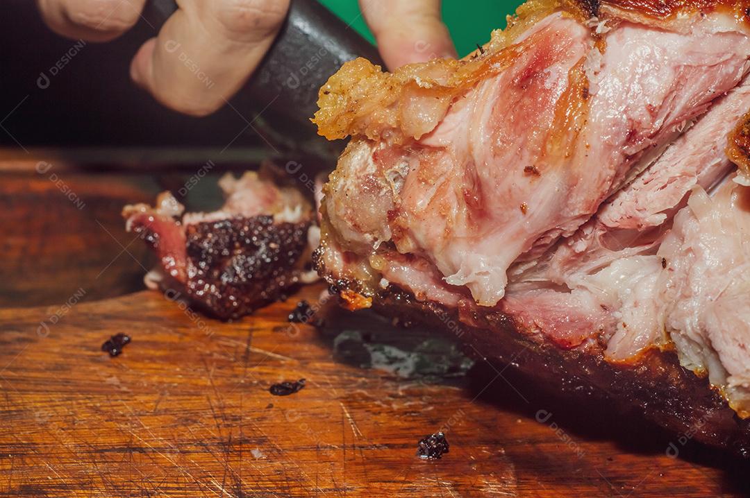 Joelho de Porco Fatiado Em Uma Mesa de Madeira Imagens jpg