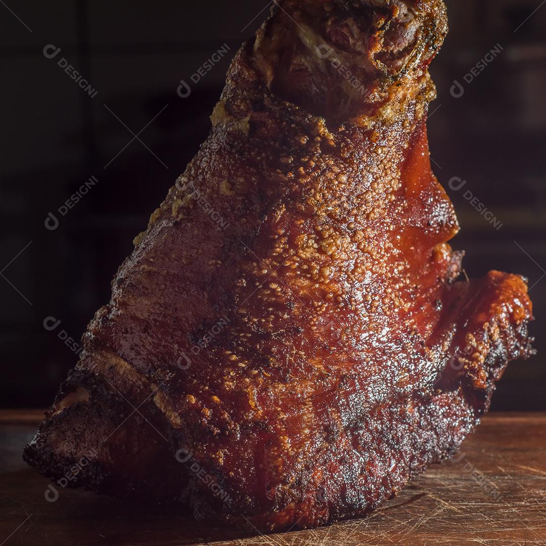 joelho de porco assado e purulento em uma placa de madeira Imagem JPG