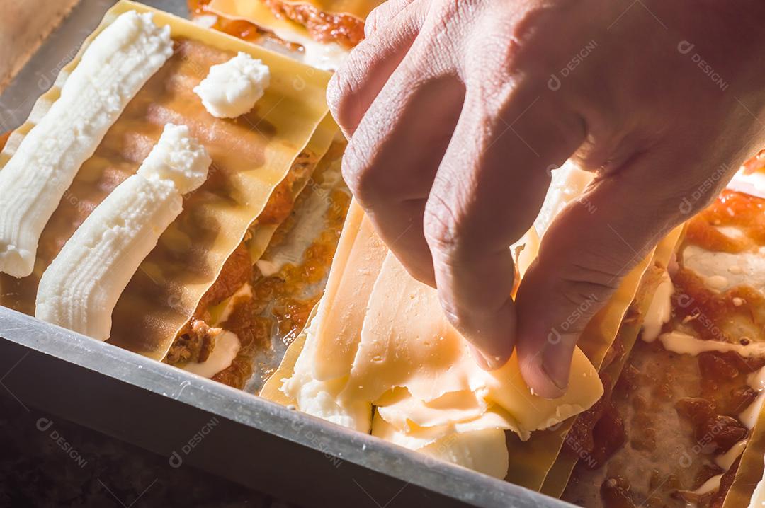 Fotos lasanha sendo preparada com carne de porco desfiada, carne de porco desfiada
