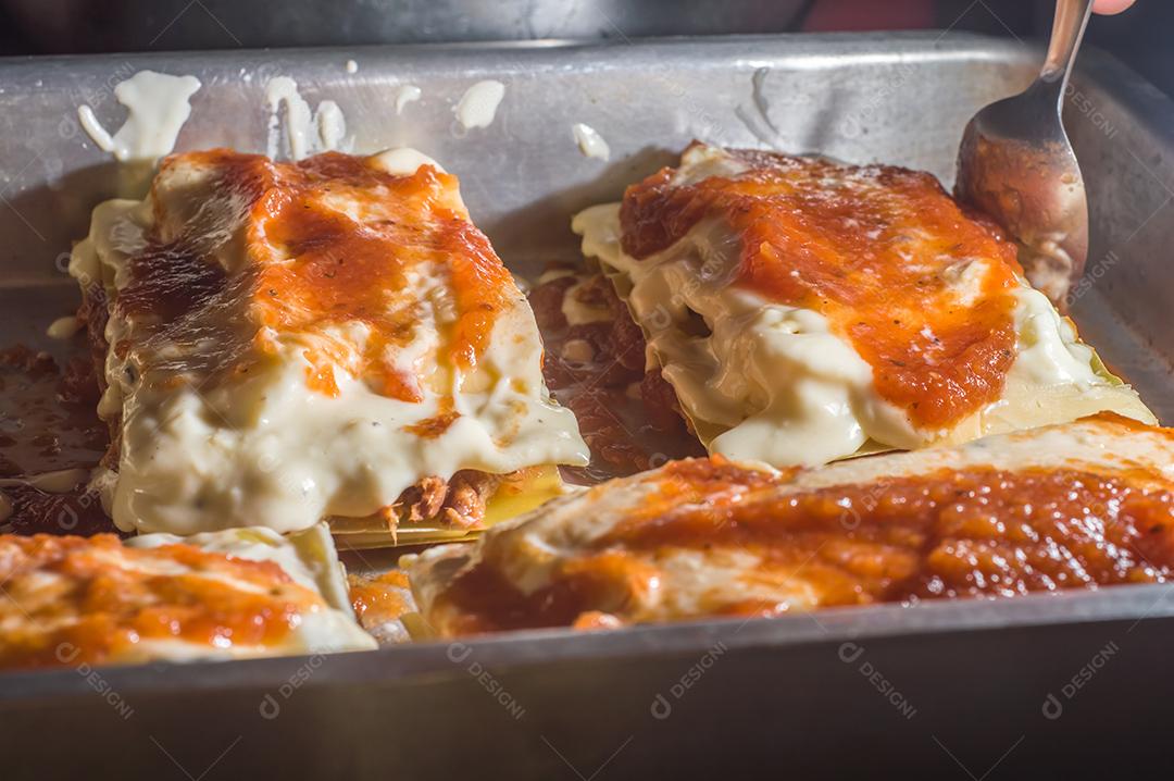 Fotos lasanha sendo preparada com carne de porco desfiada, carne de porco desfiada