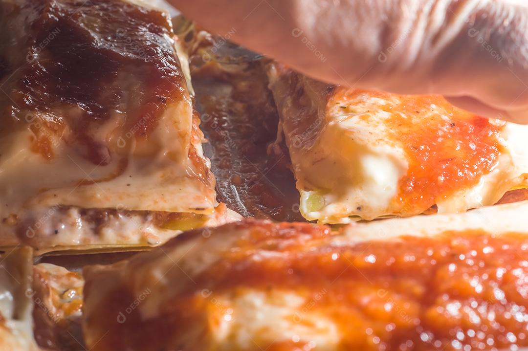 Fotos lasanha sendo preparada com carne de porco desfiada, carne de porco desfiada
