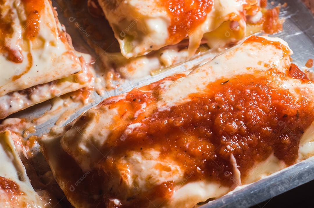 Fotos lasanha sendo preparada com carne de porco desfiada, carne de porco desfiada