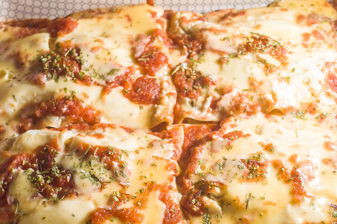 Fotos lasanha sendo preparada com carne de porco desfiada, carne de porco desfiada