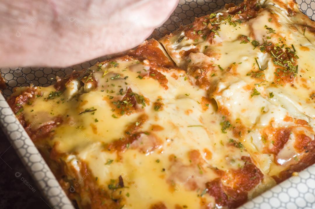 Fotos lasanha sendo preparada com carne de porco desfiada, carne de porco desfiada