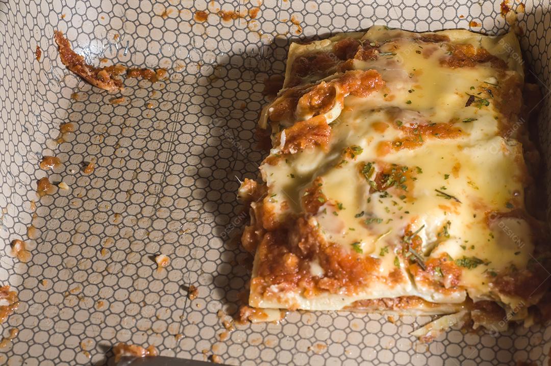Fotos lasanha sendo preparada com carne de porco desfiada, carne de porco desfiada