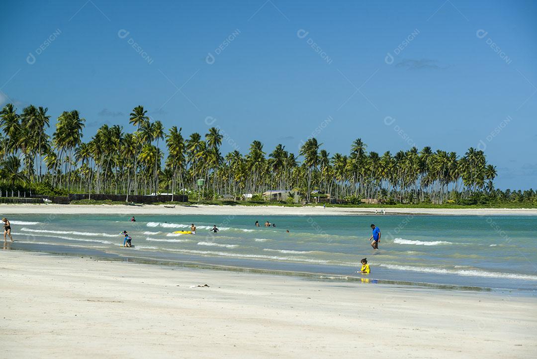 Praia De São Miguel Dos Milagres Com Pessoas Banhando Imagem JPG