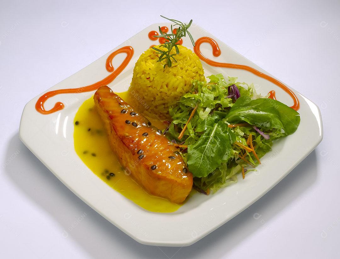 Salmão Com Molho De Maracujá  Arroz E Salada Verde Em Prato Branco Imagem JPG