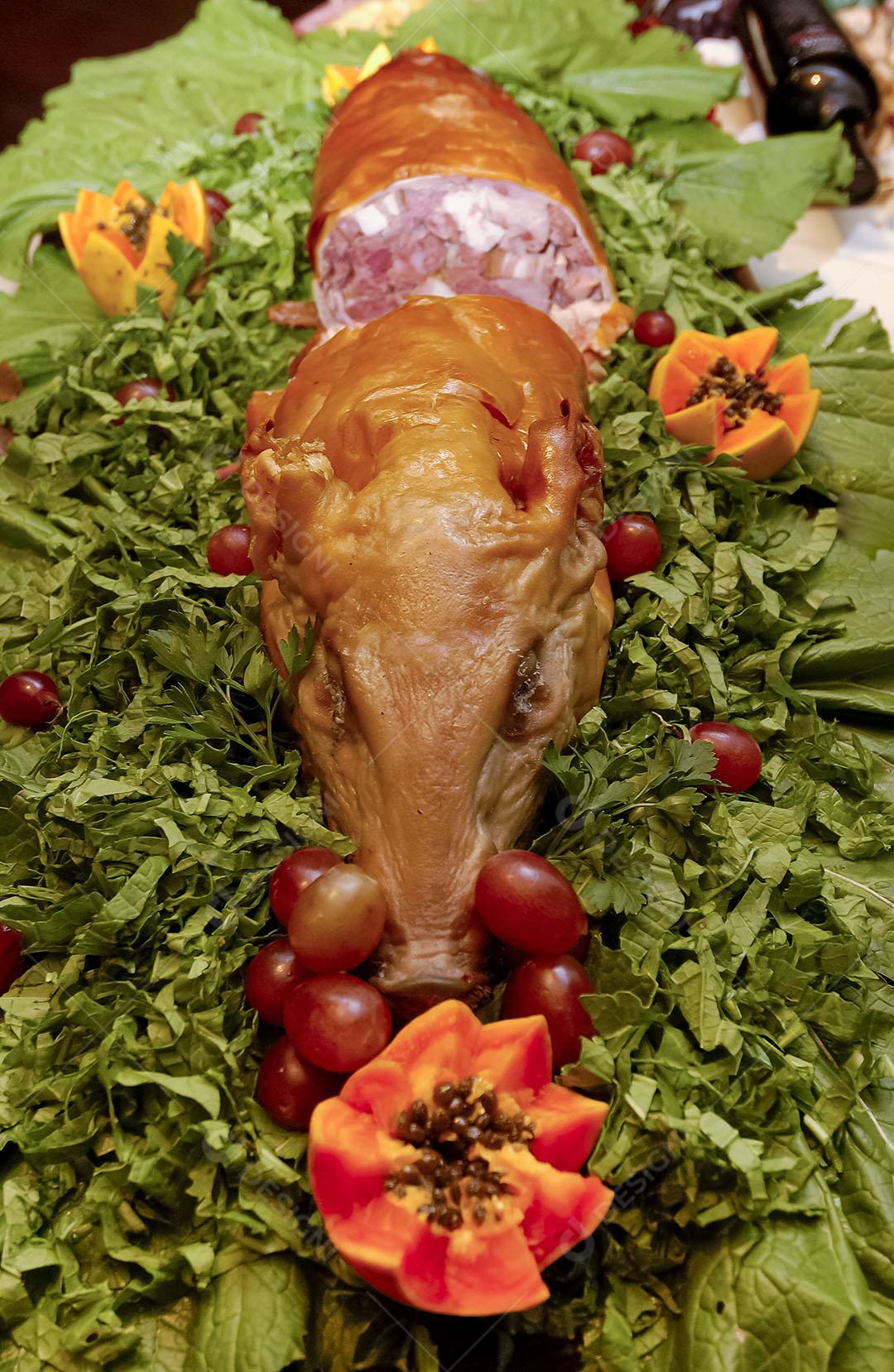 Leitão Pururuca Sobre Folhas Verde Imagem JPG