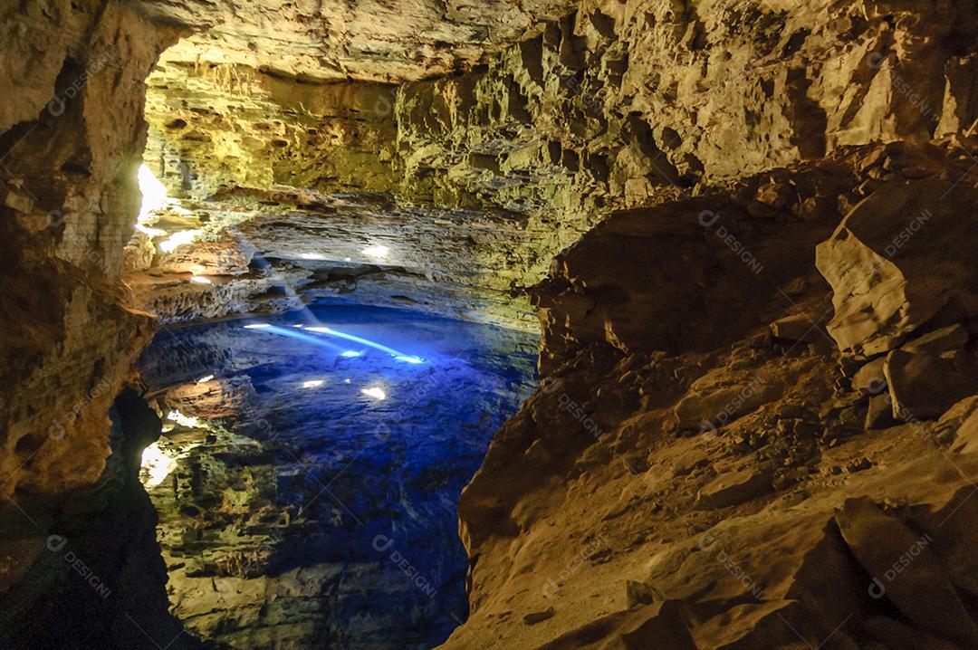 Caverna Do Poço Encantado Com Água Azul Imagem JPG