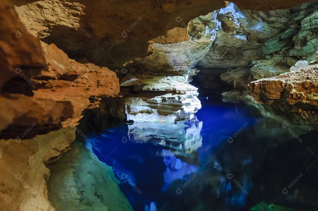 Caverna Do Poço Encantado Com Água Azul Imagem JPG