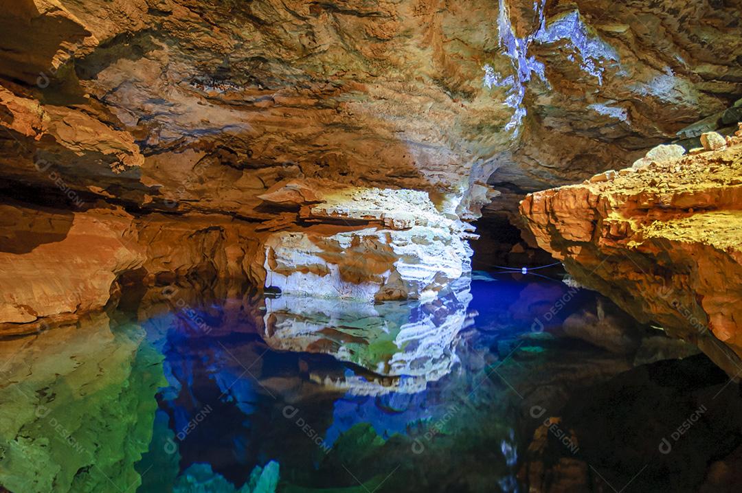Caverna Do Poço Encantado Com Água Azul Imagem JPG