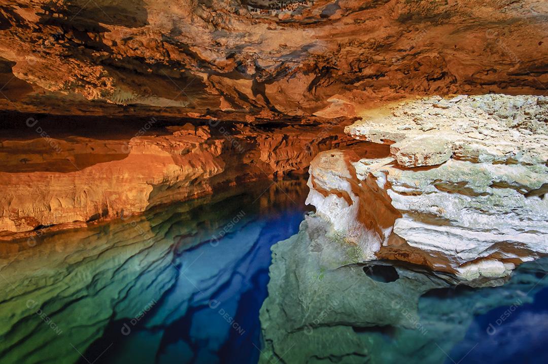 Caverna Do Poço Encantado Com Água Azul Imagem JPG