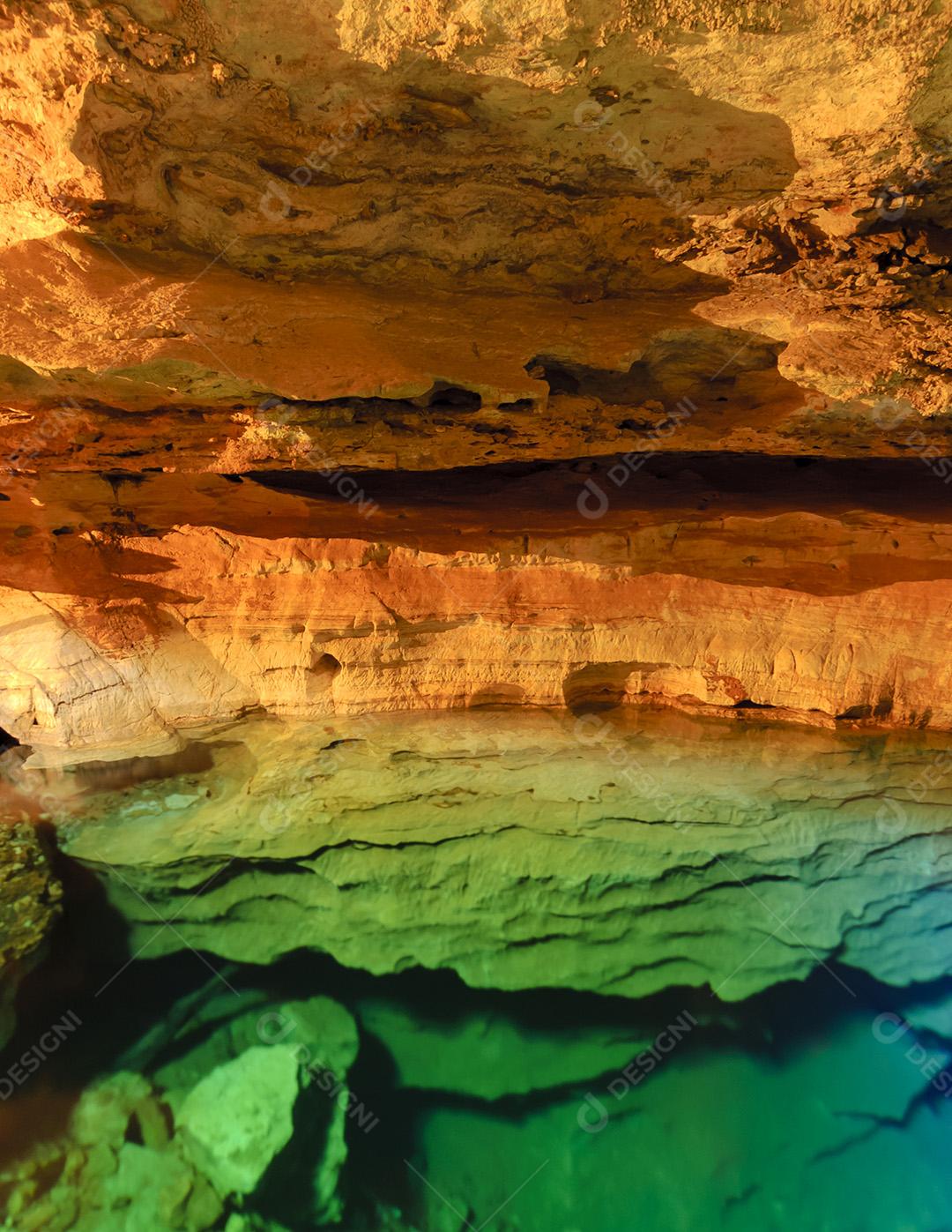 Caverna Do Poço Encantado Com Água Azul Imagem JPG