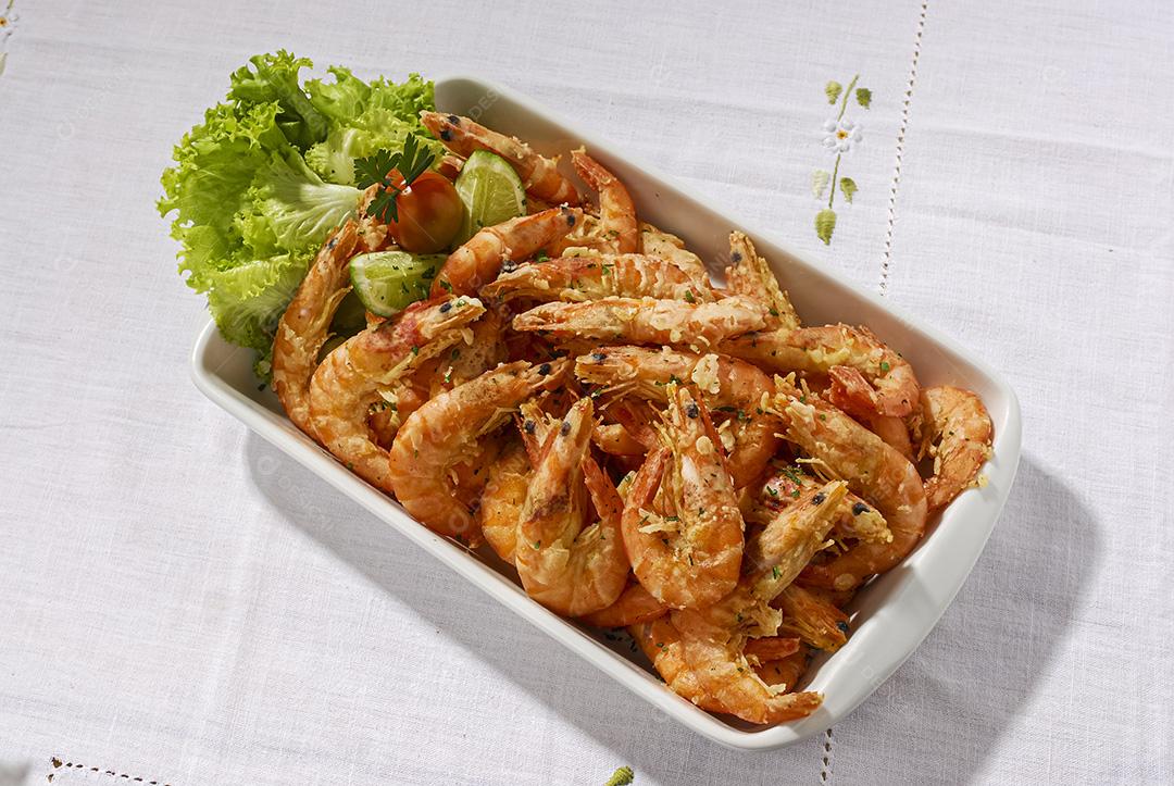 Camarão Crocante No Alho E Óleo Com Limão Em Vasilha Branca Imagem JPG