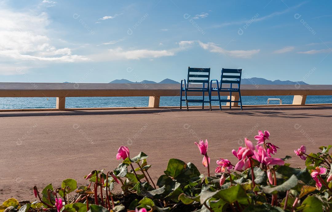 Duas Cadeiras De Frente Para O Mar Mediterrâneo Imagem JPG