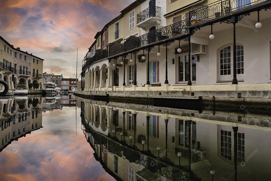 Reflexo Do Céu Com Pôr Do Sol Nos Canais Do Porto Imagem JPG