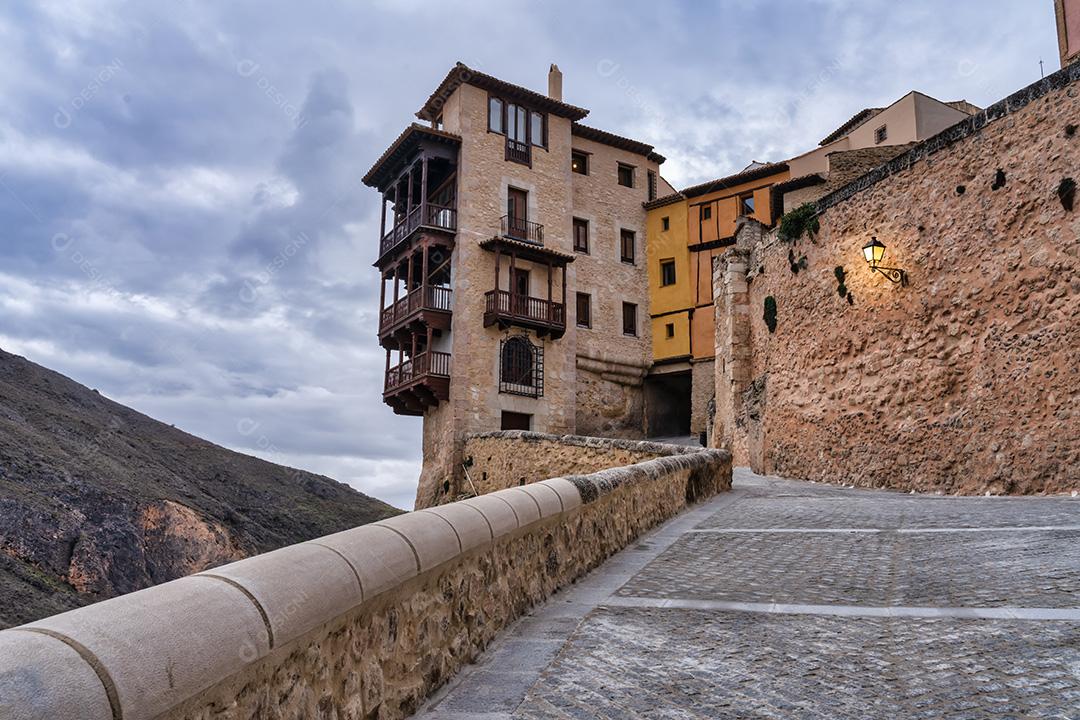 Casa Pendurada Sem Penhasco Com Varandas De Madeira Em Cuenca Na Espanha Imagem JPG