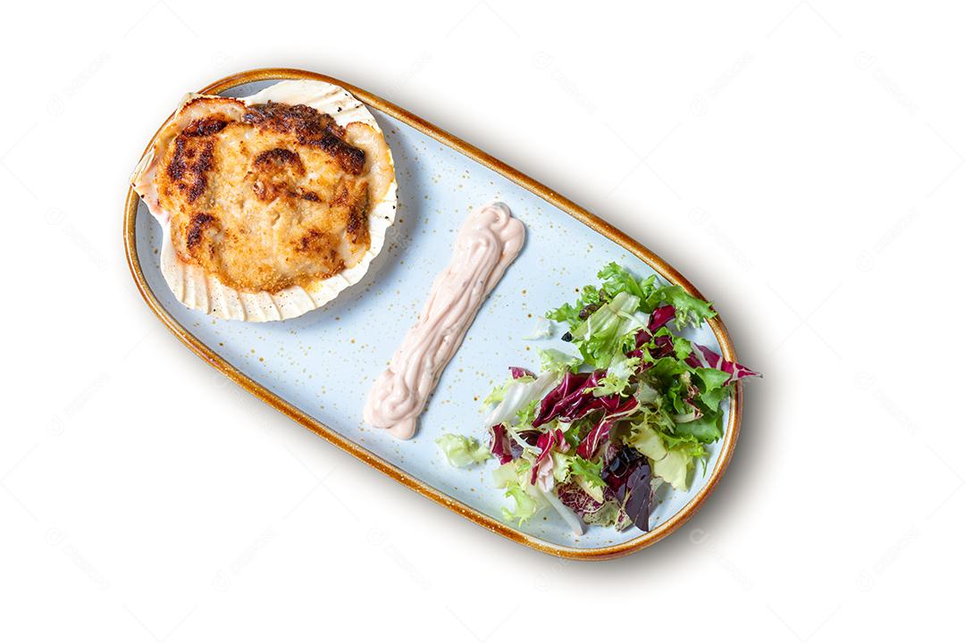 casca gratinada com molho e salada - isolado em branco