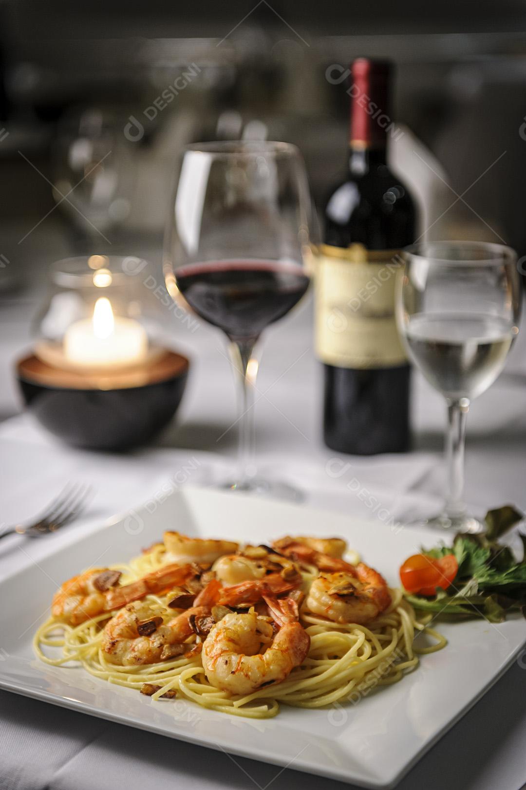 Macarrão Com Camarão Ao Alho E Óleo Acompanhado De Uma Garrafa De Vinho Imagem JPG