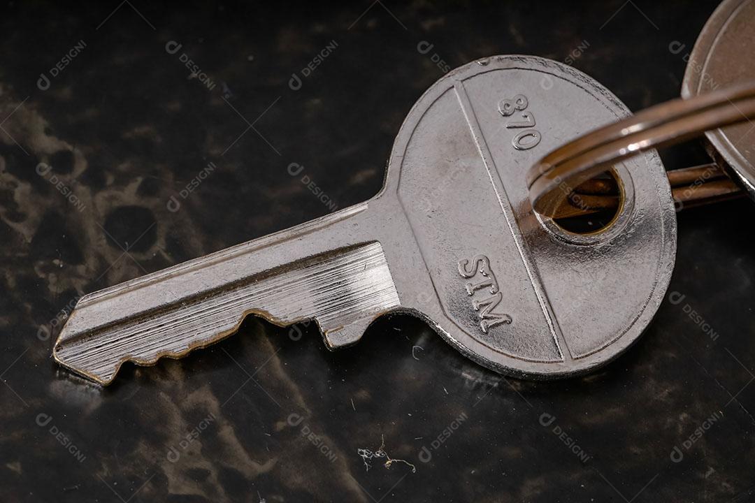 Chave metálica na visão macro com fundo escuro