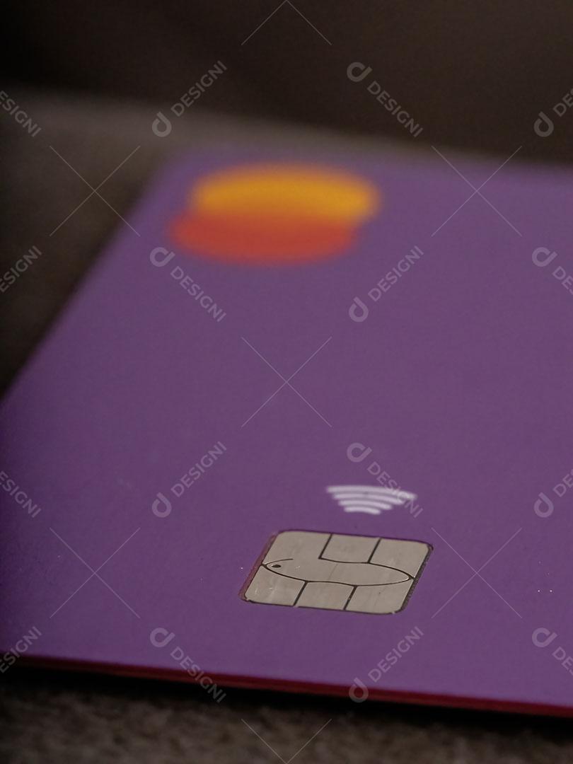 Cartão de crédito roxo com foco seletivo em microchip