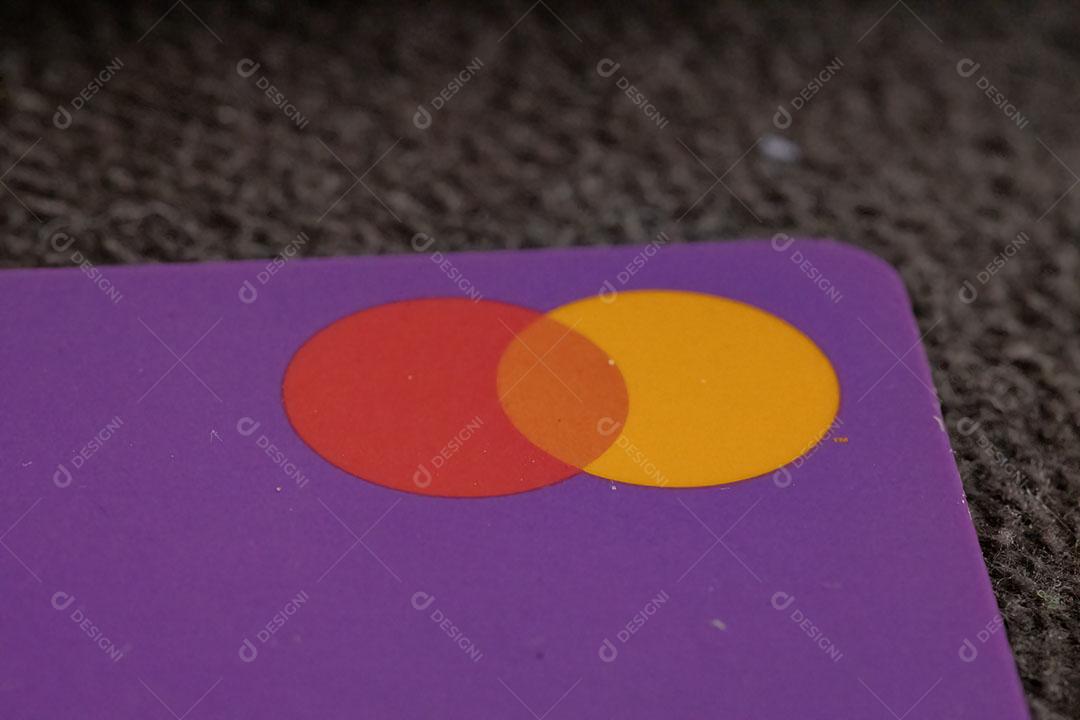 Cartão de crédito roxo com foco seletivo em microchip