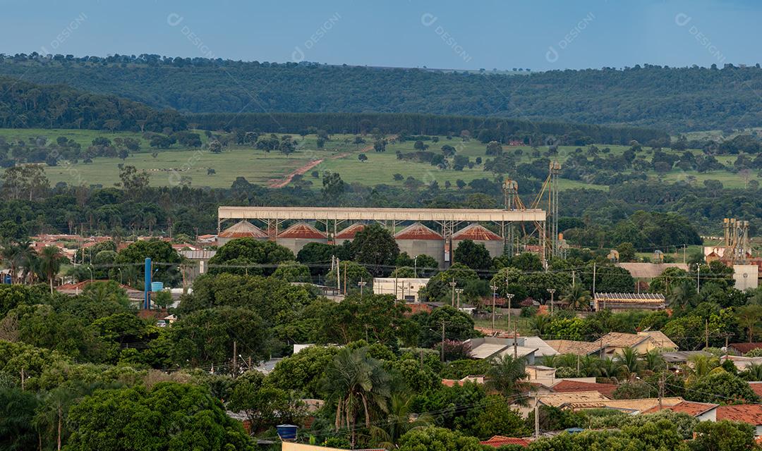 Panorama da cidade brasileira Cassilandia à tarde