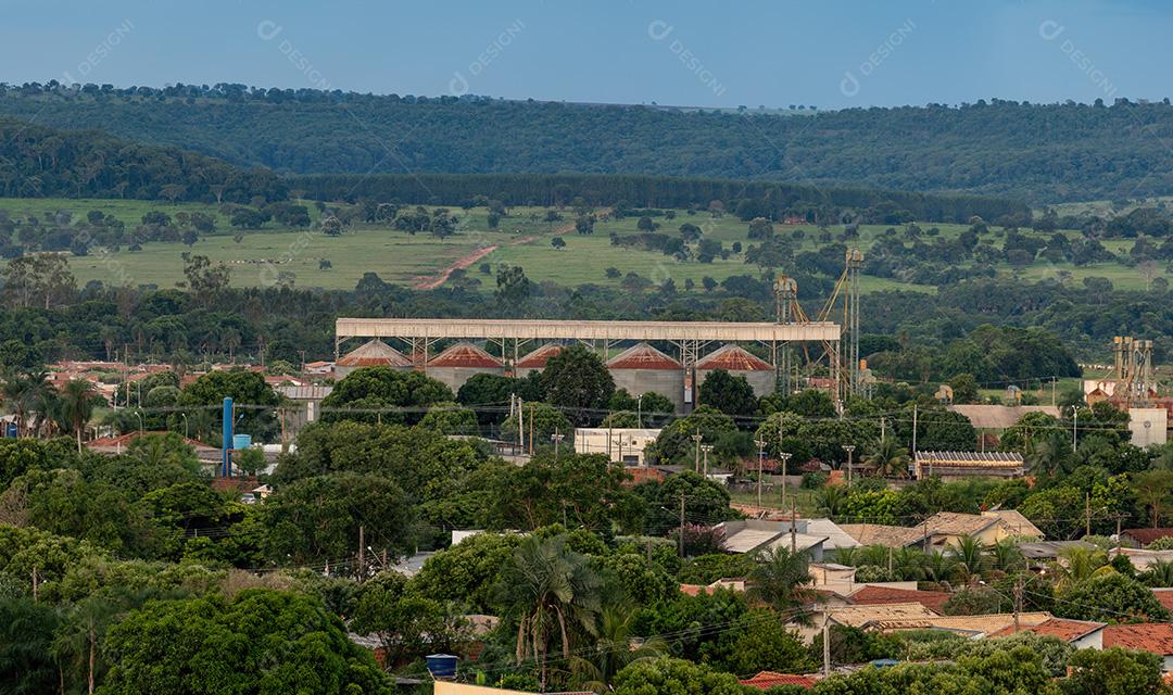 Panorama da cidade brasileira Cassilandia à tarde