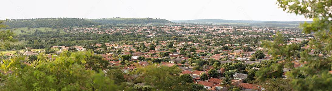 Panorama da cidade brasileira Cassilandia à tarde