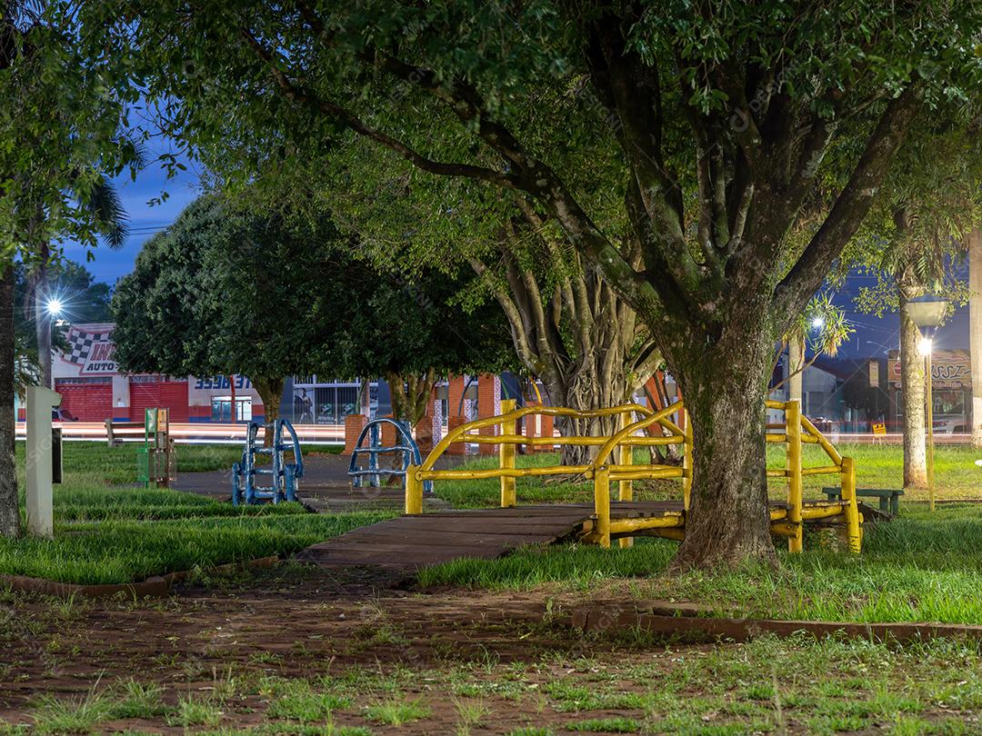 Praça de passeio aberta Elza Vendrame com vegetação verde
