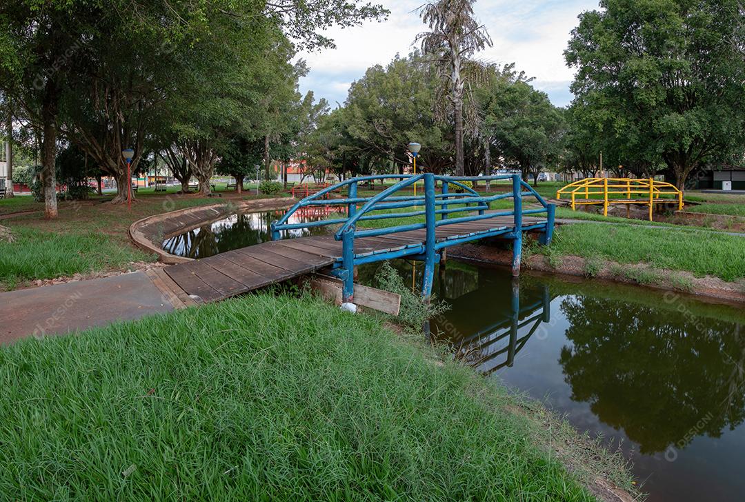 Praça de passeio aberta Elza Vendrame com vegetação verde