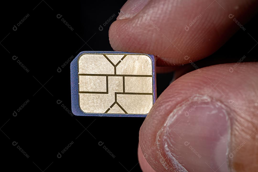 Cartão SIM do telefone móvel em uma mão