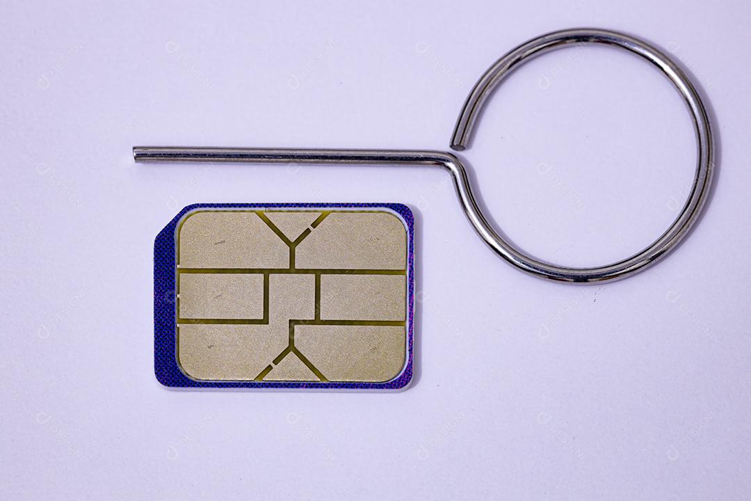 Cartão sim e ferramenta usada para inserir no smartphone