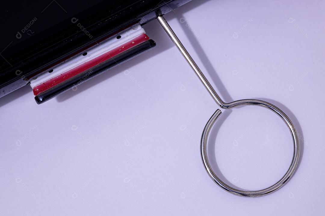 Gaveta para colocar cartão sim no smartphone com ferramenta para abrir