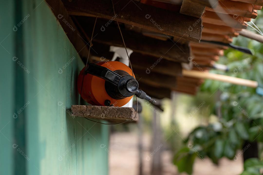 Pulverização manual de pesticida em uma fazenda