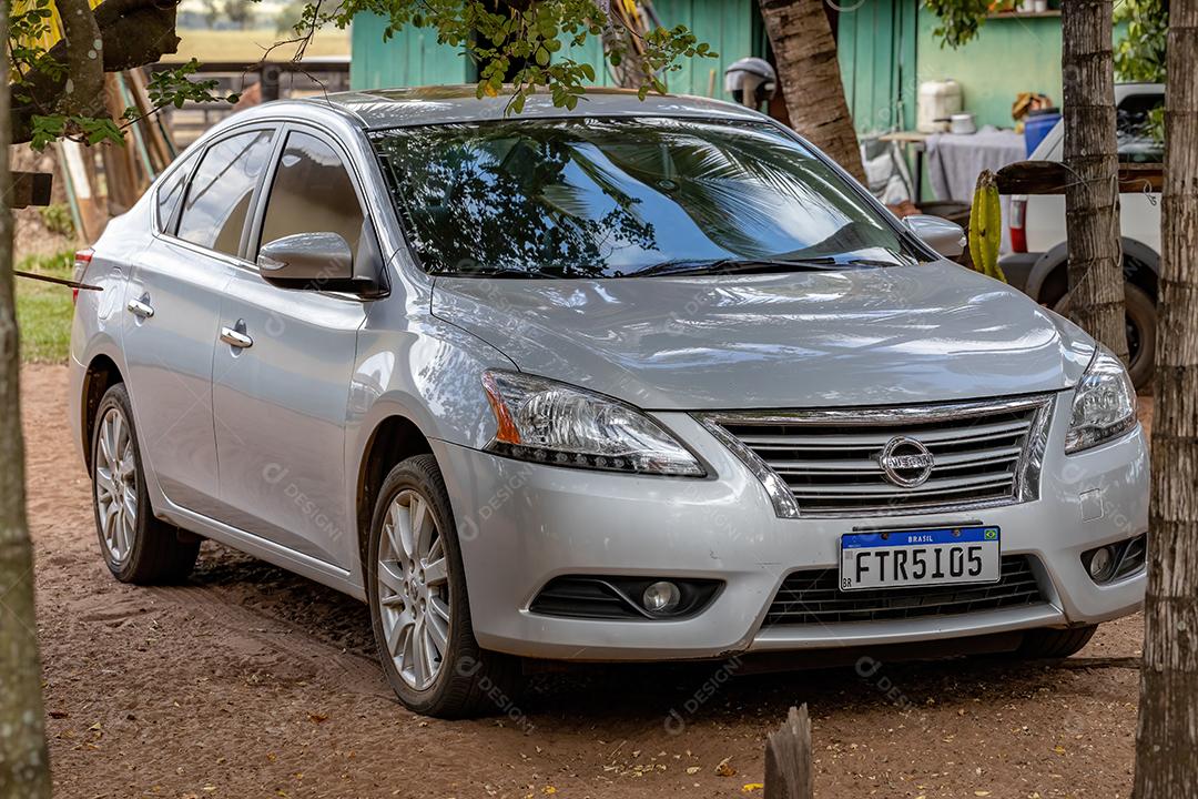 Sedan carro modelo nissan sentra na cor prata