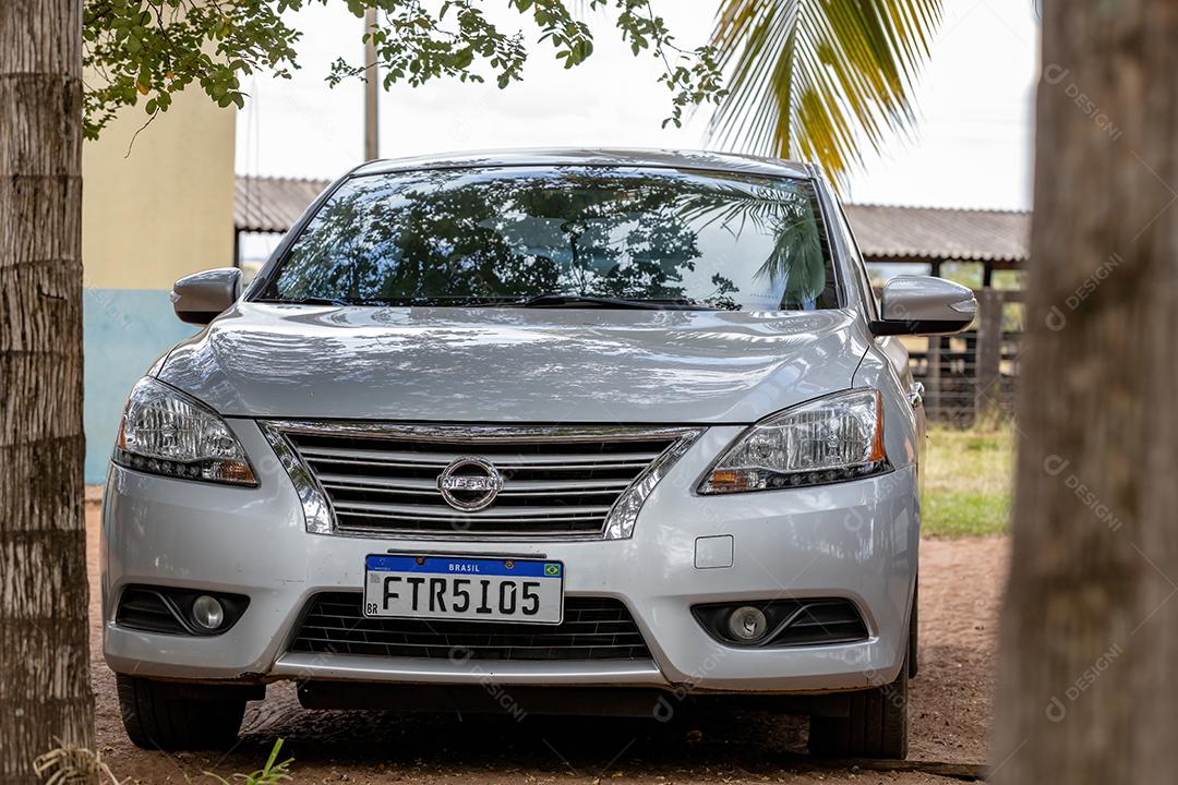 Sedan carro modelo nissan sentra na cor prata