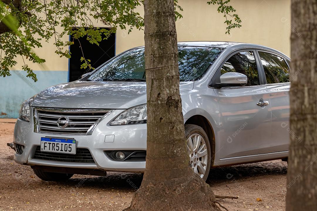 Sedan carro modelo nissan sentra na cor prata