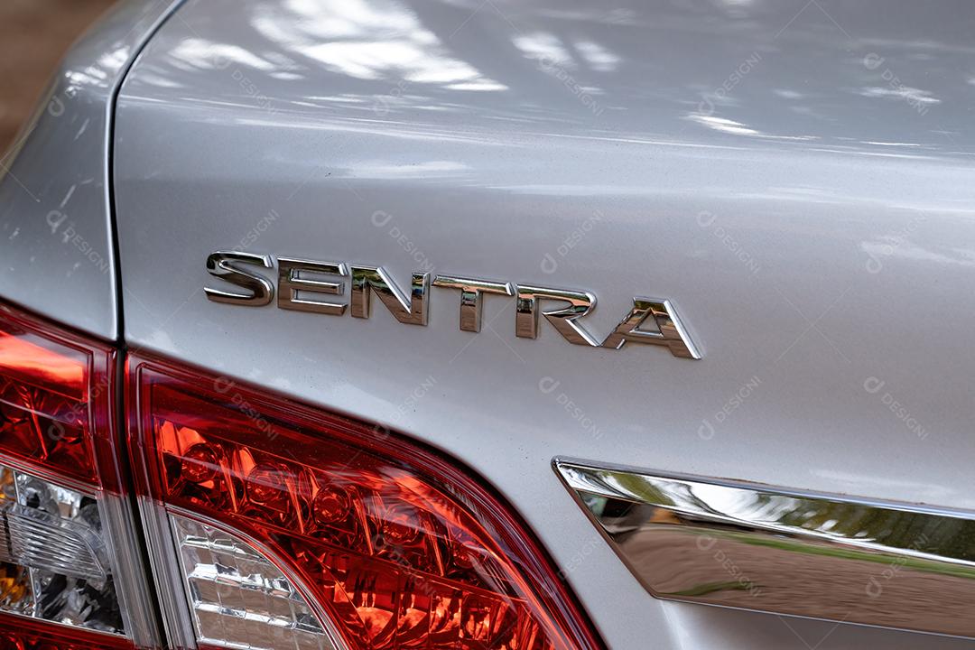 Sedan carro modelo nissan sentra na cor prata
